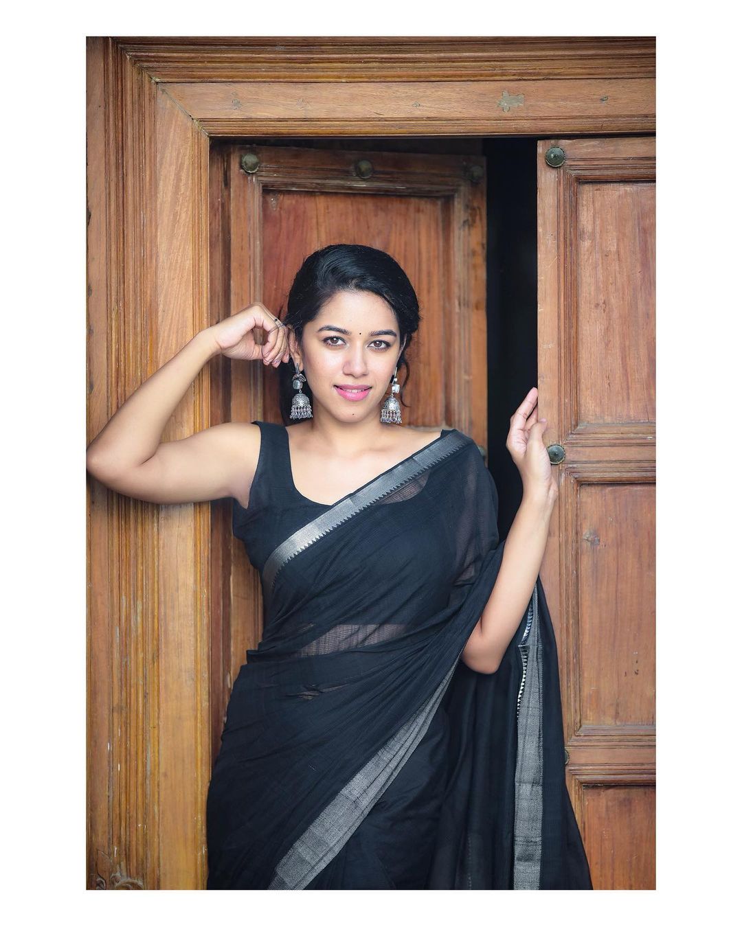 INDIAN ACTRESS MIRNALINI RAVI IMAGES IN BLACK SAREE 5